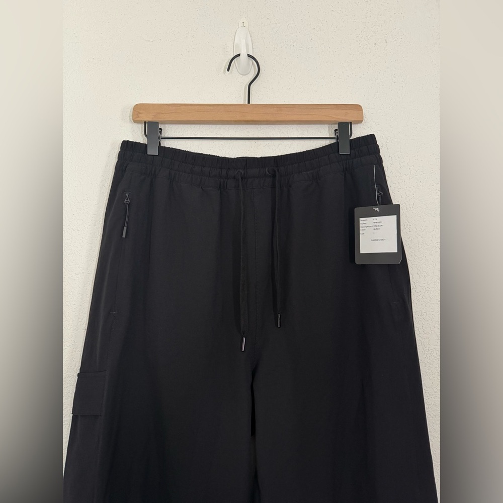 Beyond Yoga Peak Mid Rise Cargo Bungee Pant in Black Size Large NEW - Picture 5 of 9
